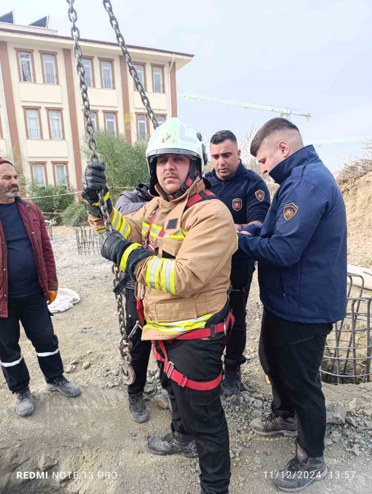 Hatay’da 17 metre derinliğindeki kuyuya düşen köpeği itfaiye kurtardı
