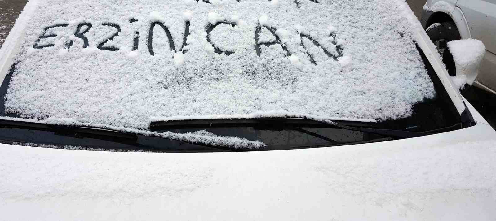 Erzincan güne kar yağışıyla uyandı
