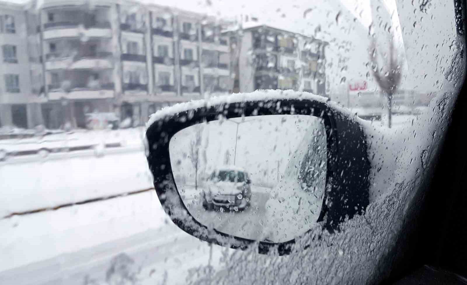 Erzincan güne kar yağışıyla uyandı
