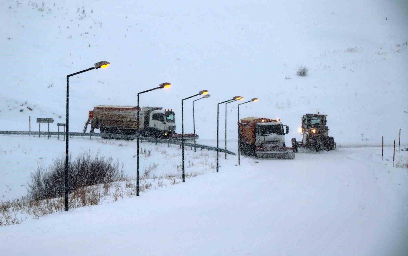 Erzincan güne kar yağışıyla uyandı
