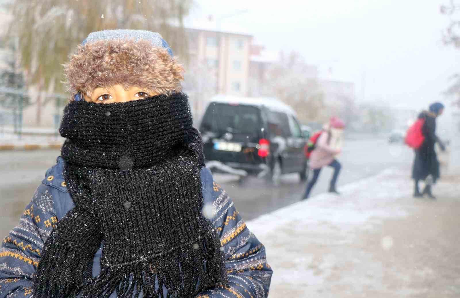 Erzincan güne kar yağışıyla uyandı
