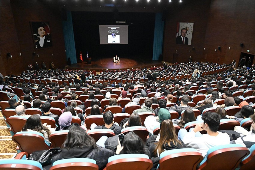 Vali Aktaş, Uşak Üniversitesi öğrencileriyle buluştu
