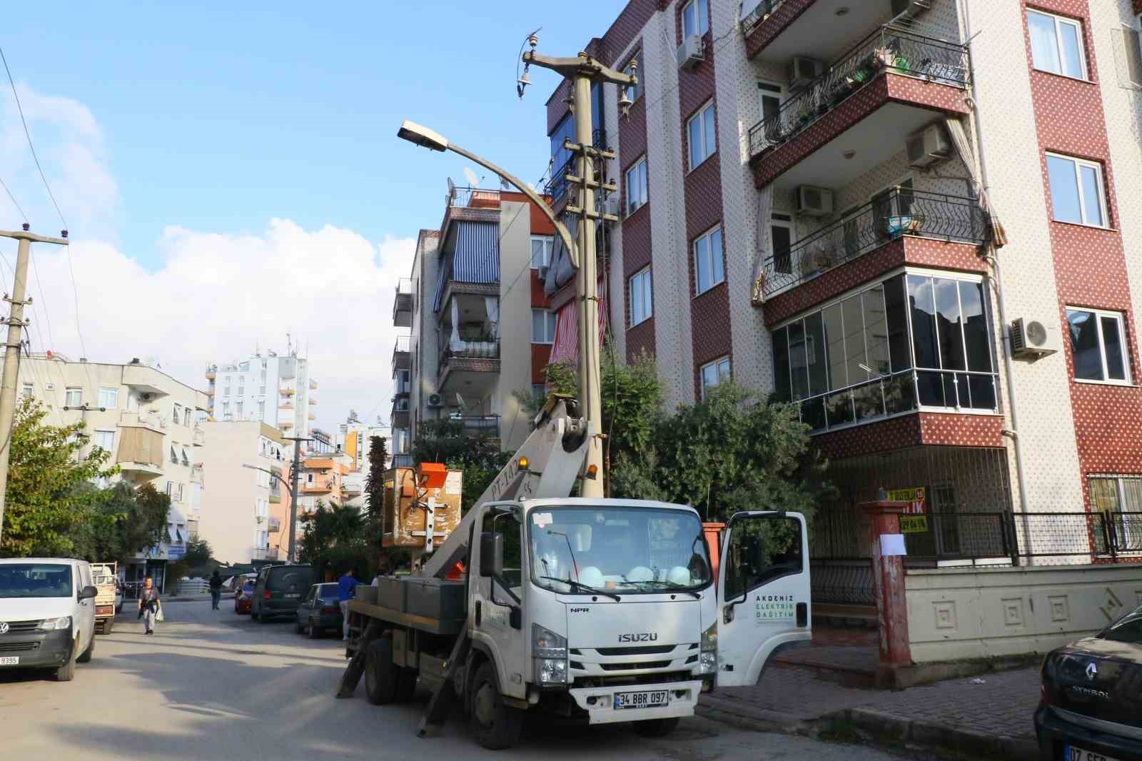 Ağaç budarken bütün mahallenin elektriğini kesti, elektronik cihazlarını yaktı
