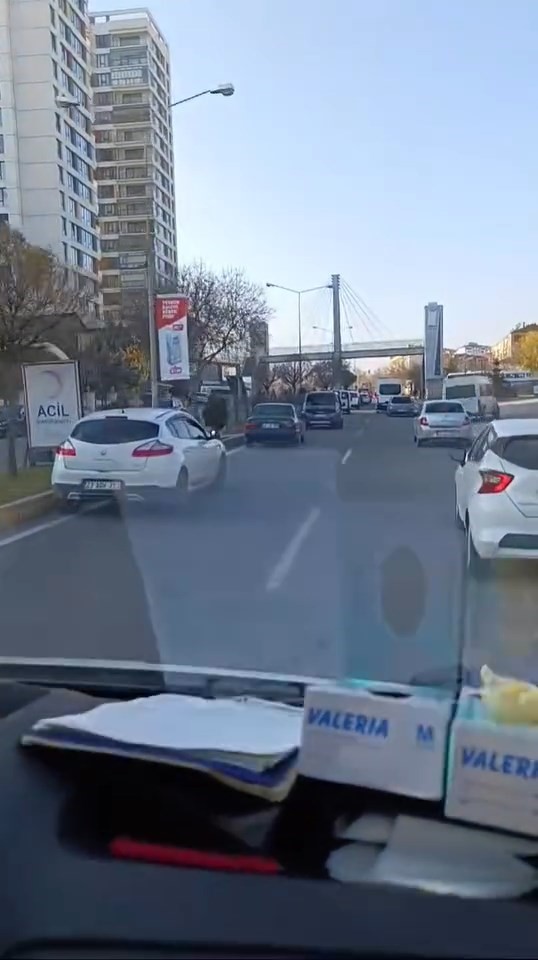 Sürücüler acil geçiş koridoru sağlayan ‘fermuar’ sistemini uygulayarak ambulansa yol verdi
