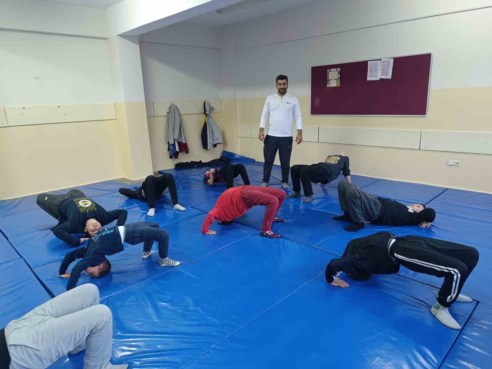 Tunceli’de çocuklar ata sporu güreş ile sosyalleşiyor
