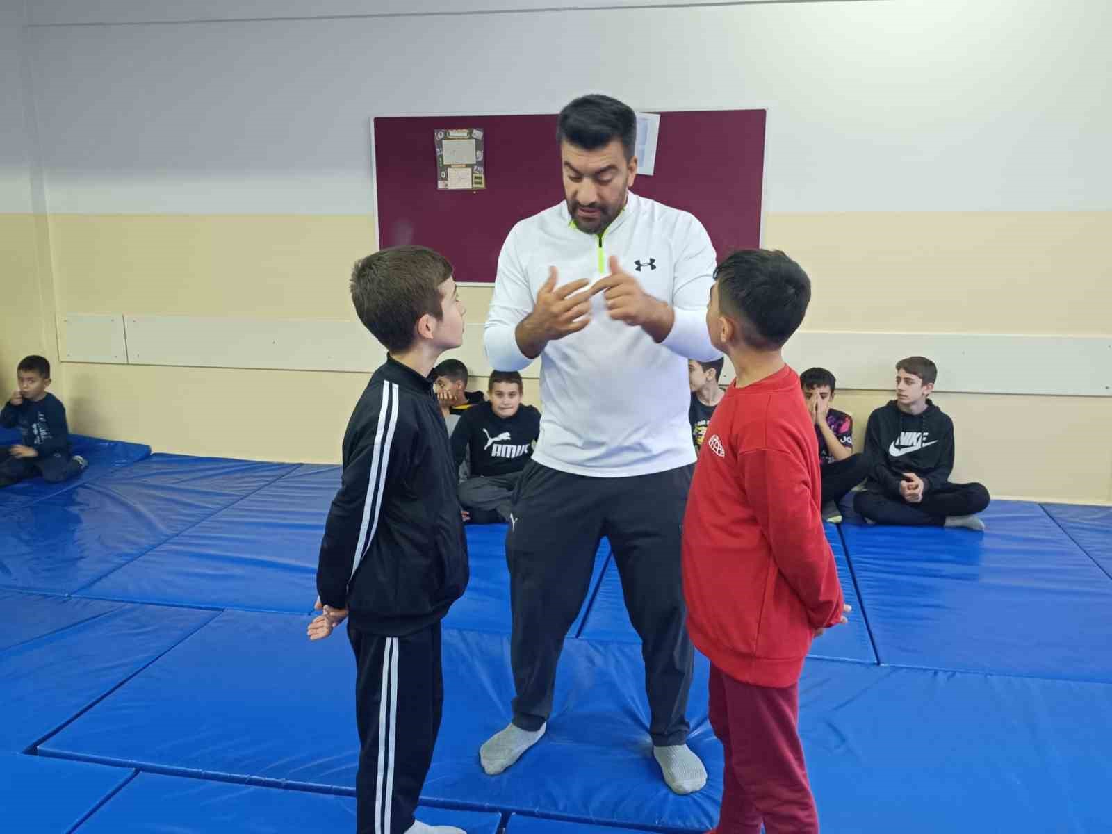 Tunceli’de çocuklar ata sporu güreş ile sosyalleşiyor
