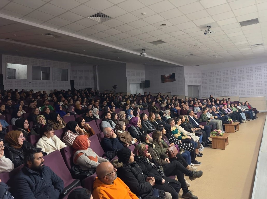 Ünlü isimlerin sahne aldığı ’Başka Sen Yok Ki’ ayakta alkışlandı
