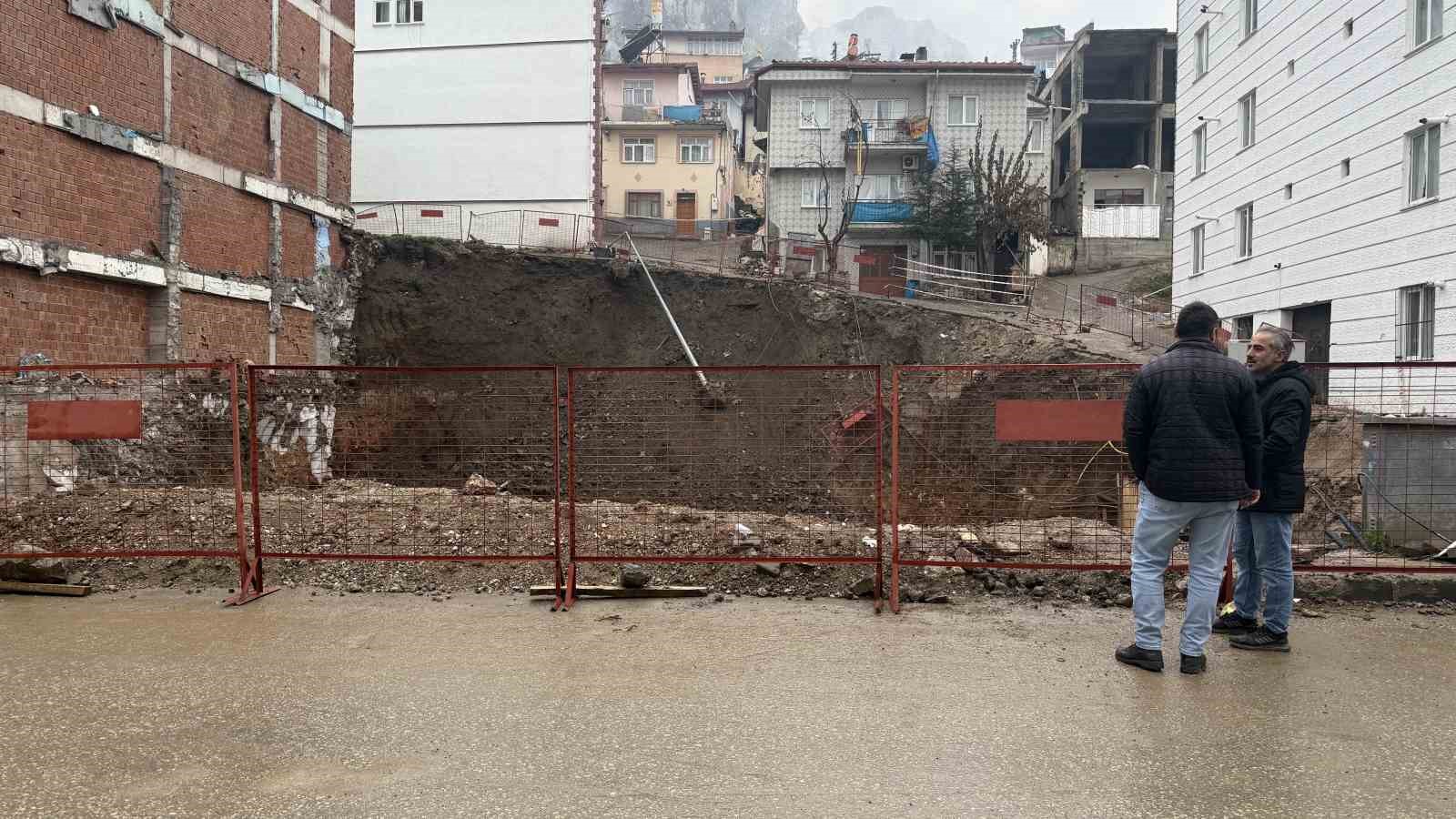 Tokat’ta inşaat kazısında toprak kayması yaşandı, 5 daire boşaltıldı
