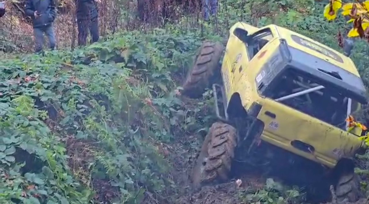 Off-Road tutkunlarından aksiyon dolu orman gezisi
