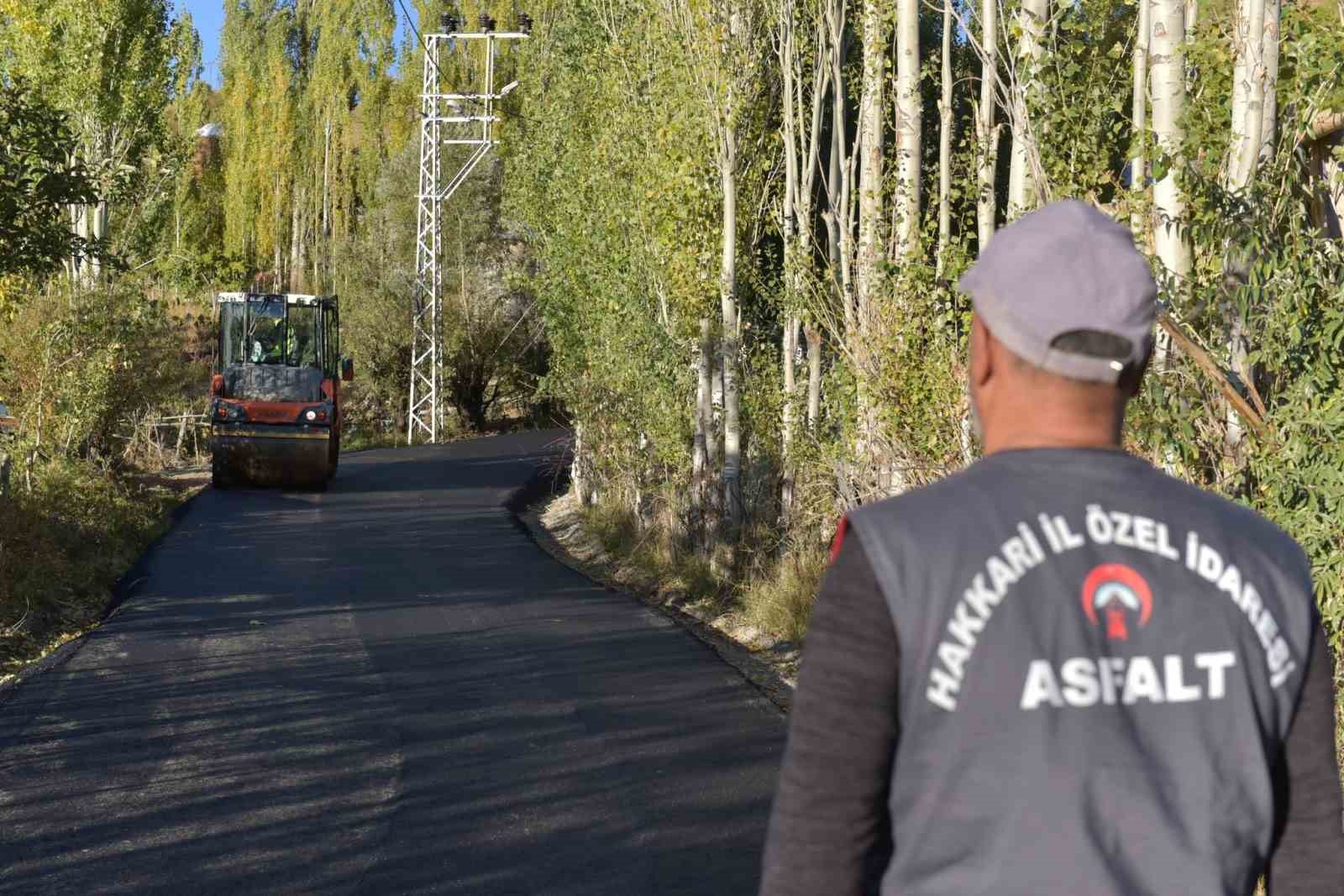 Hakkari’de köy yolları kışa hazırlanıyor
