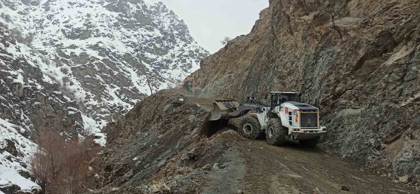 Hakkari’de köy yolları kışa hazırlanıyor
