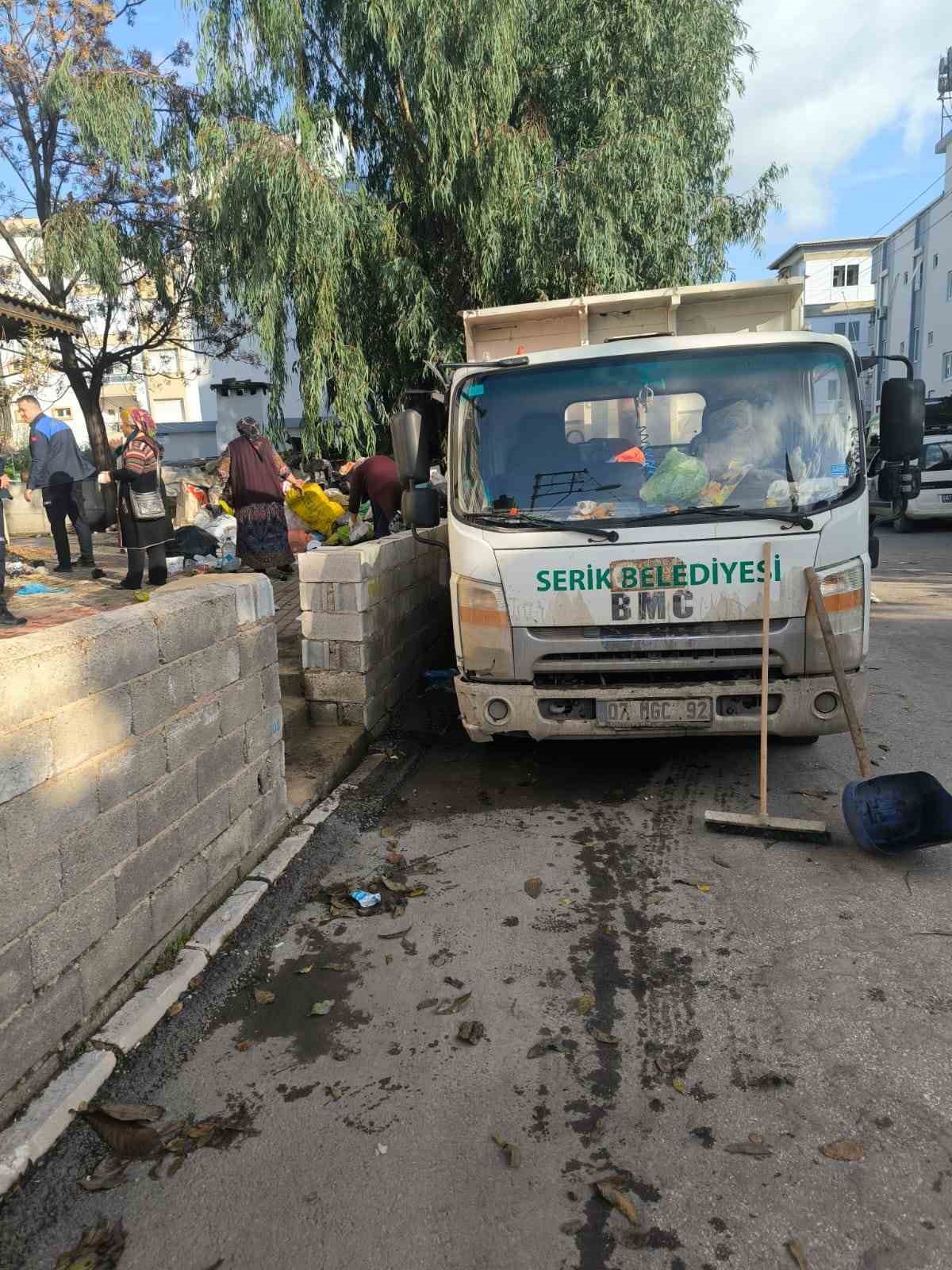 Yaşlı kadının evinden 2 kamyon dolusu çöp çıktı
