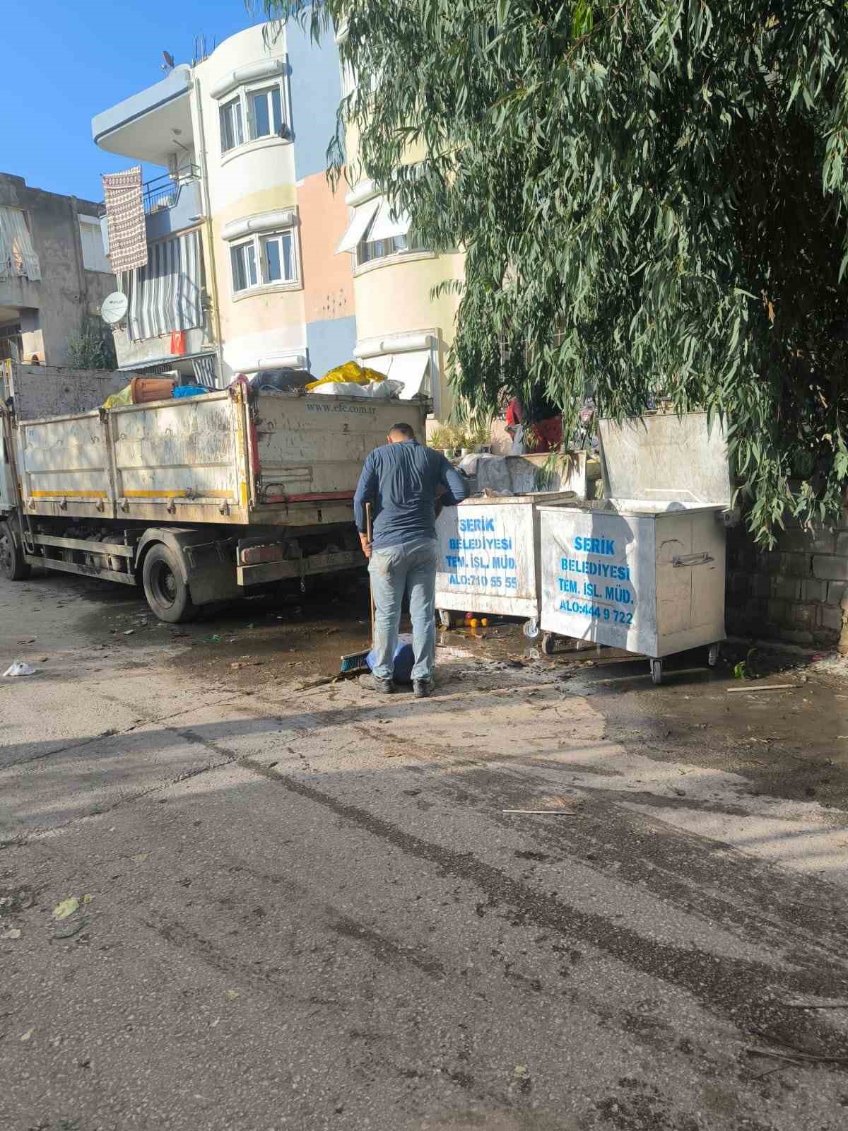 Yaşlı kadının evinden 2 kamyon dolusu çöp çıktı
