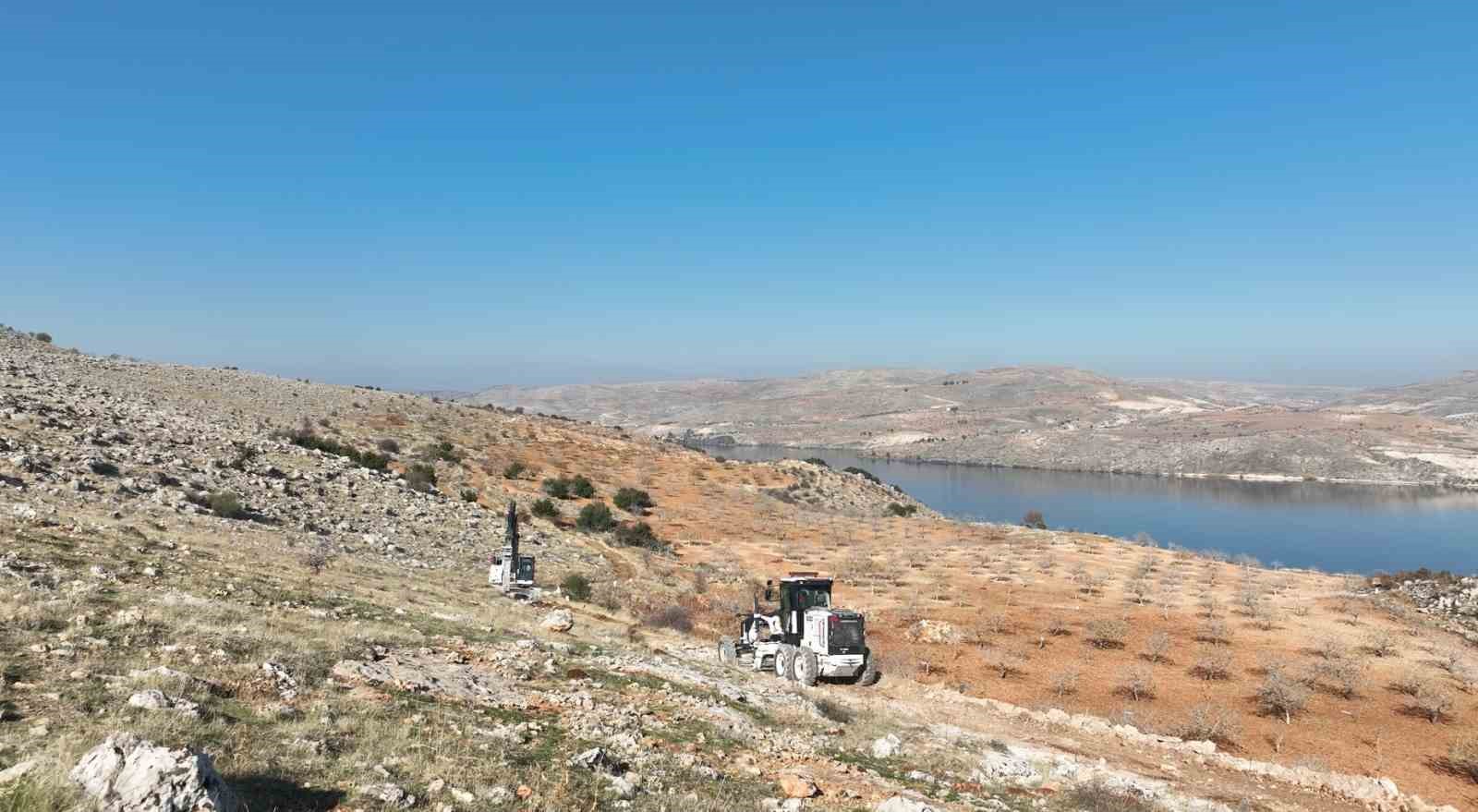 Nizip Belediyesi ekipleri yol yapımına devam ediyor
