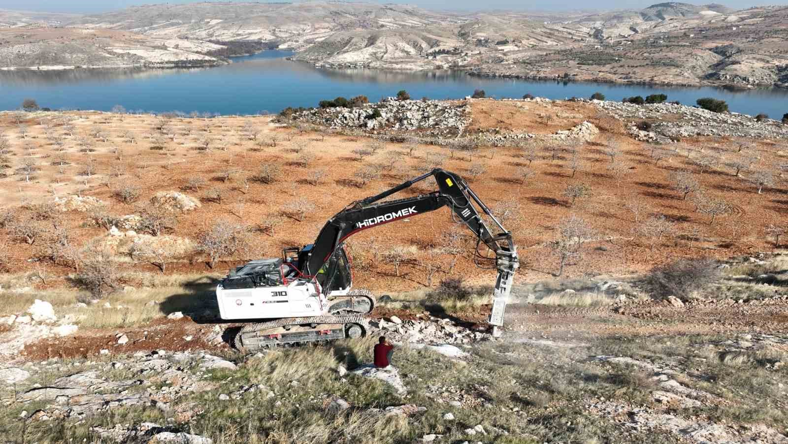 Nizip Belediyesi ekipleri yol yapımına devam ediyor
