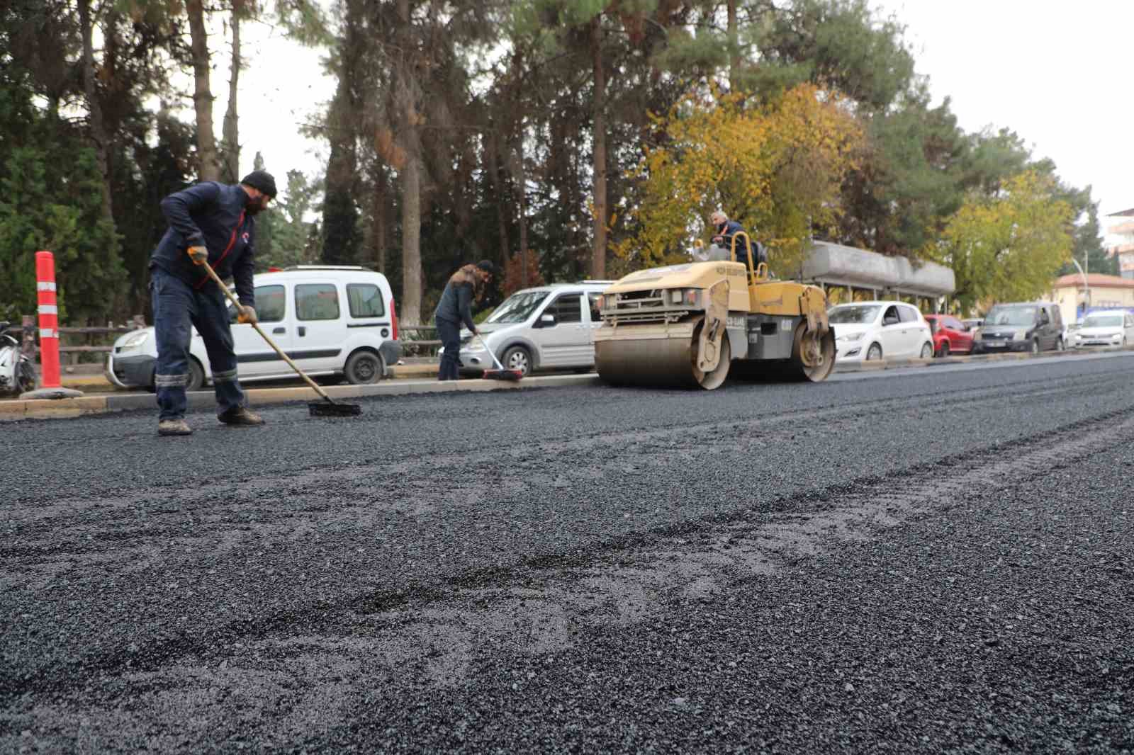 Nizip Belediyesi ekipleri yol yapımına devam ediyor
