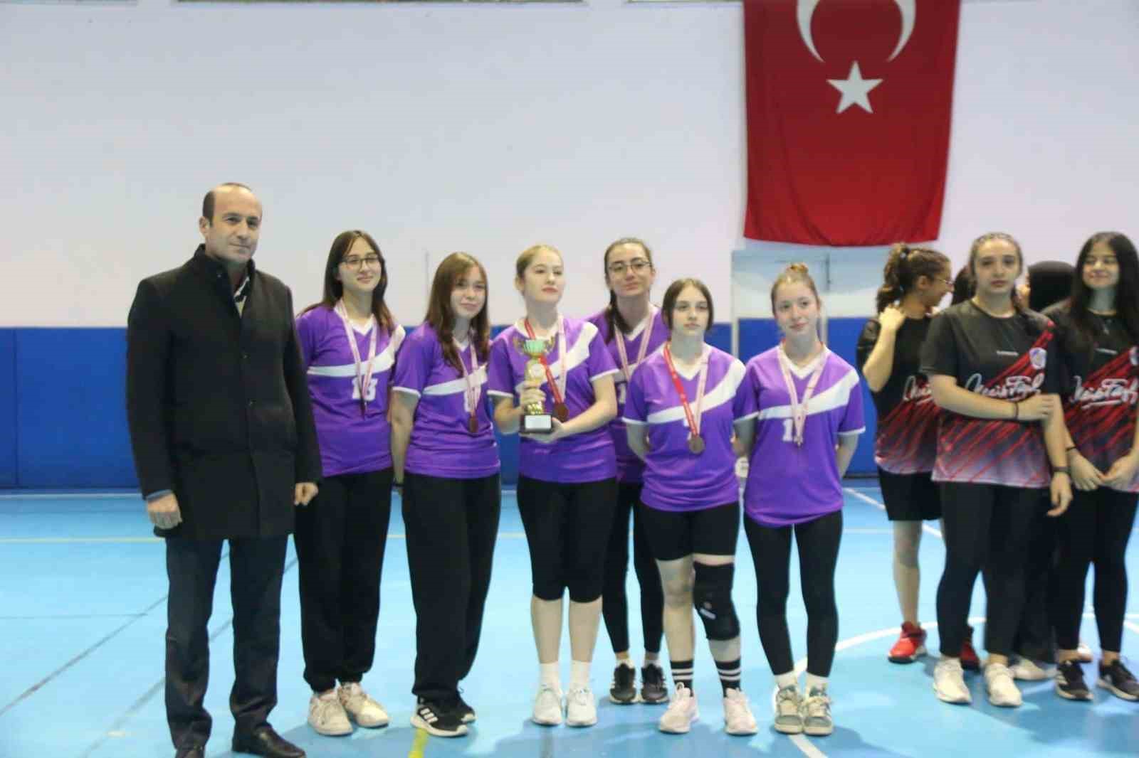 Kütahya’da ’Kız Öğrenciler Arası Badminton Turnuvası’nda şampiyonlar ödüllerini aldı
