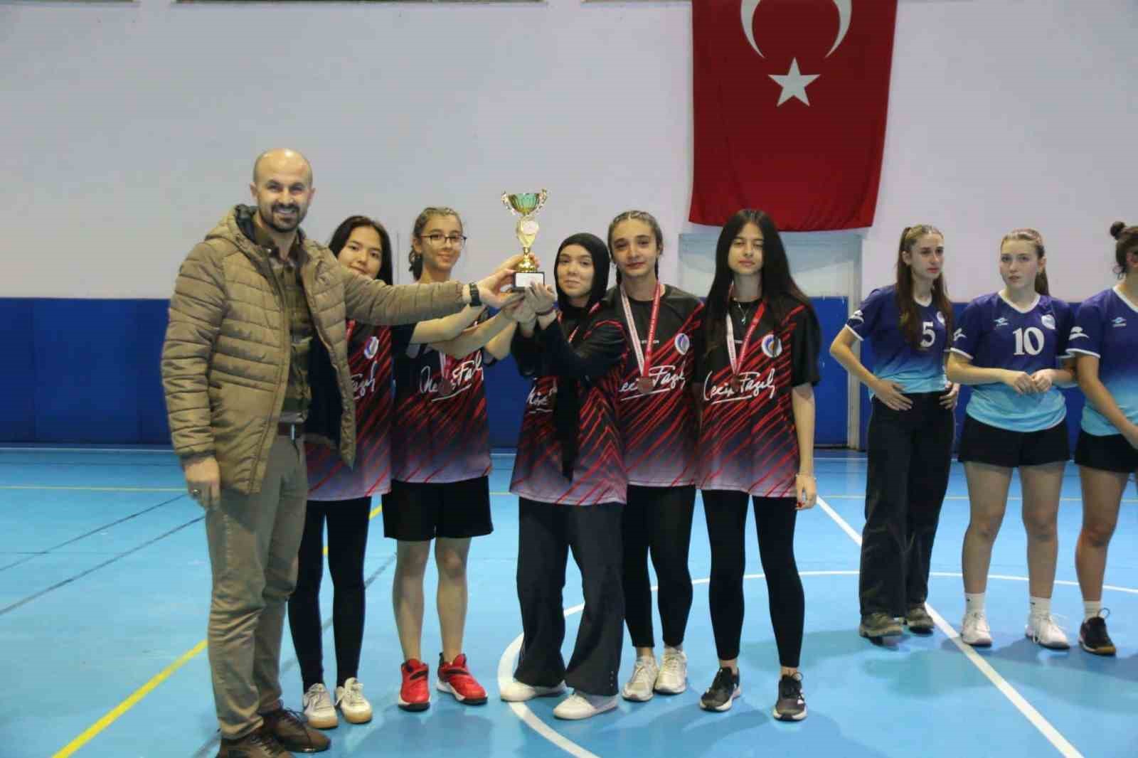 Kütahya’da ’Kız Öğrenciler Arası Badminton Turnuvası’nda şampiyonlar ödüllerini aldı
