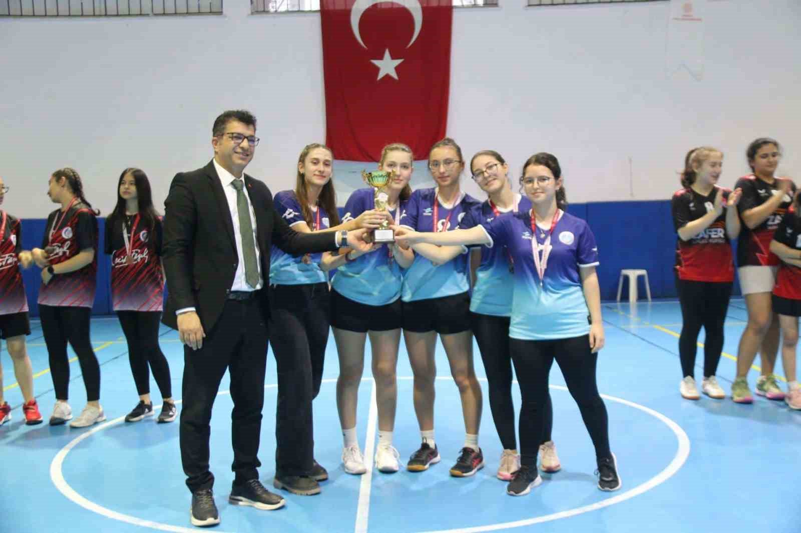 Kütahya’da ’Kız Öğrenciler Arası Badminton Turnuvası’nda şampiyonlar ödüllerini aldı
