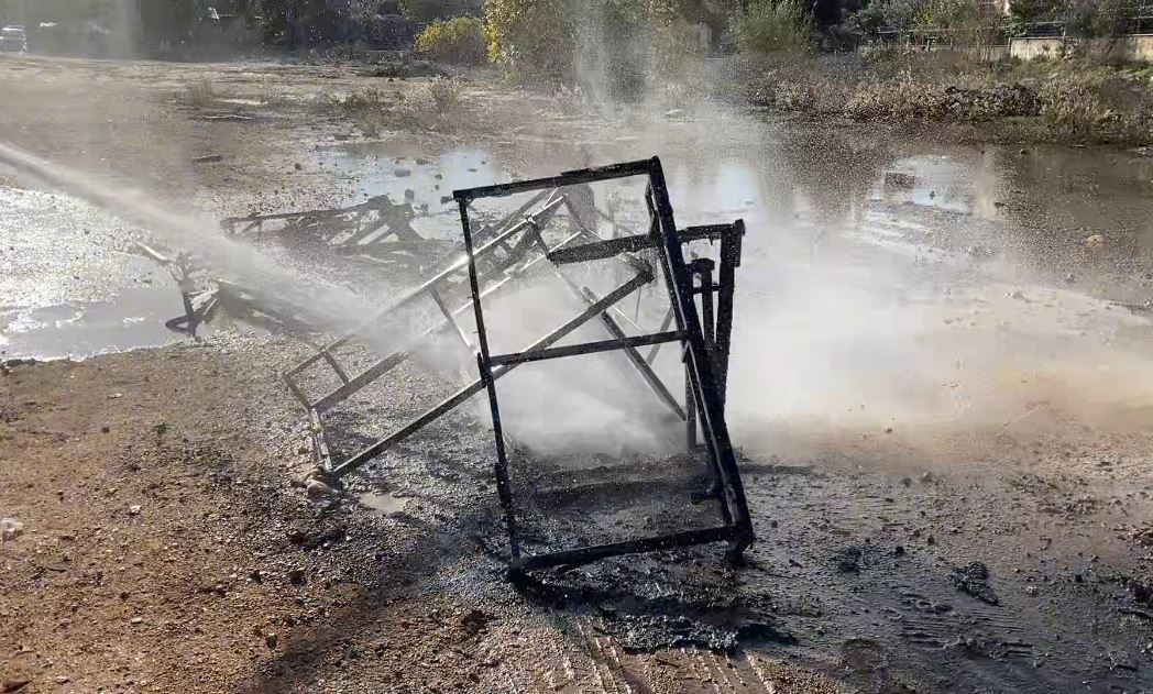 Boş arazide yanan tahta parçaları alev aldı
