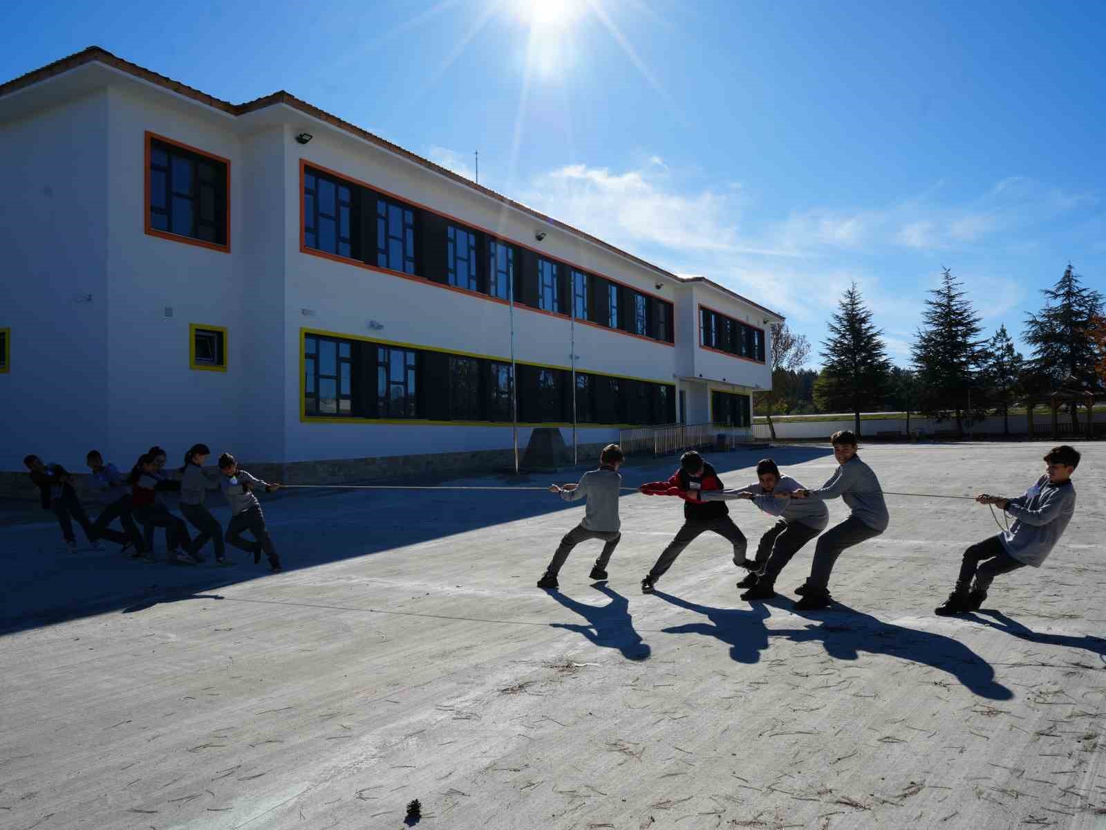 Ortaokul öğrencilerinin projesi köyü tertemiz yaptı
