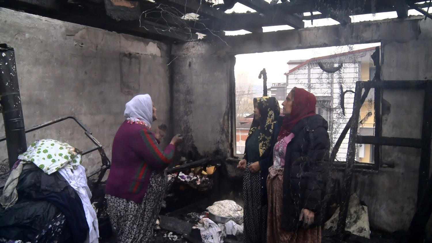 Evi kül oldu, yanan odasında gözyaşlarına boğuldu
