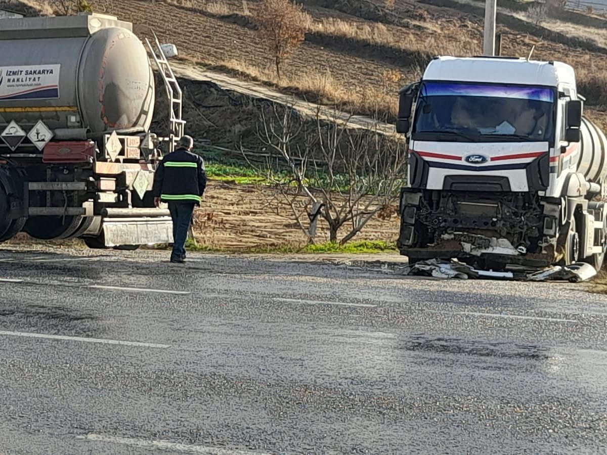 Tır kayganlaşan yolda devrildi; 1 yaralı
