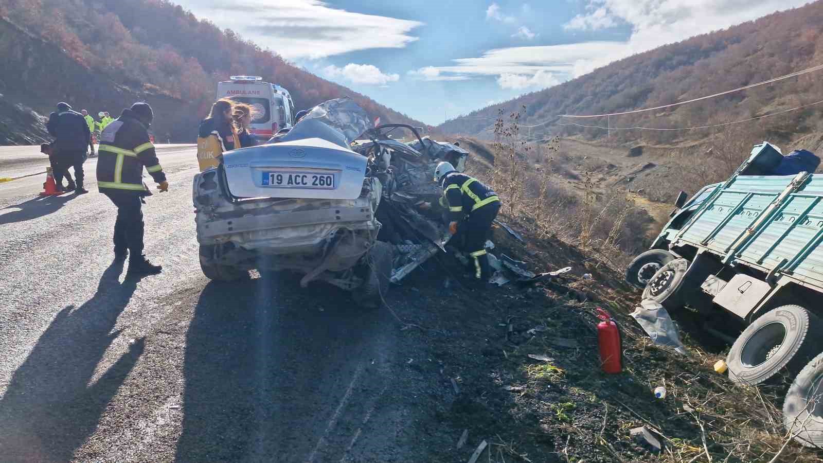 Çorum’da kamyonla çarpışan otomobil hurdaya döndü, 2 kişi öldü
