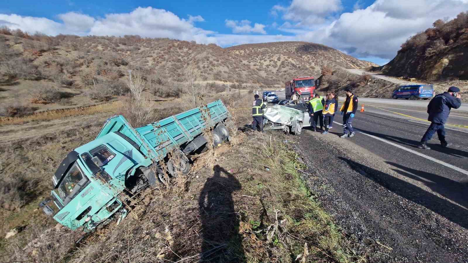 Çorum’da kamyonla çarpışan otomobil hurdaya döndü, 2 kişi öldü
