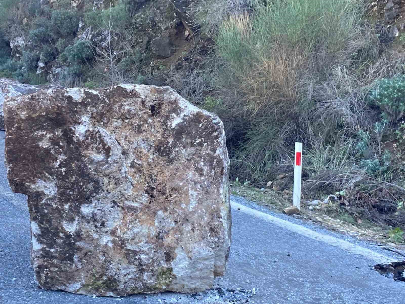 Heyelan dolayısıyla kapanan yola ekipler sevk edildi
