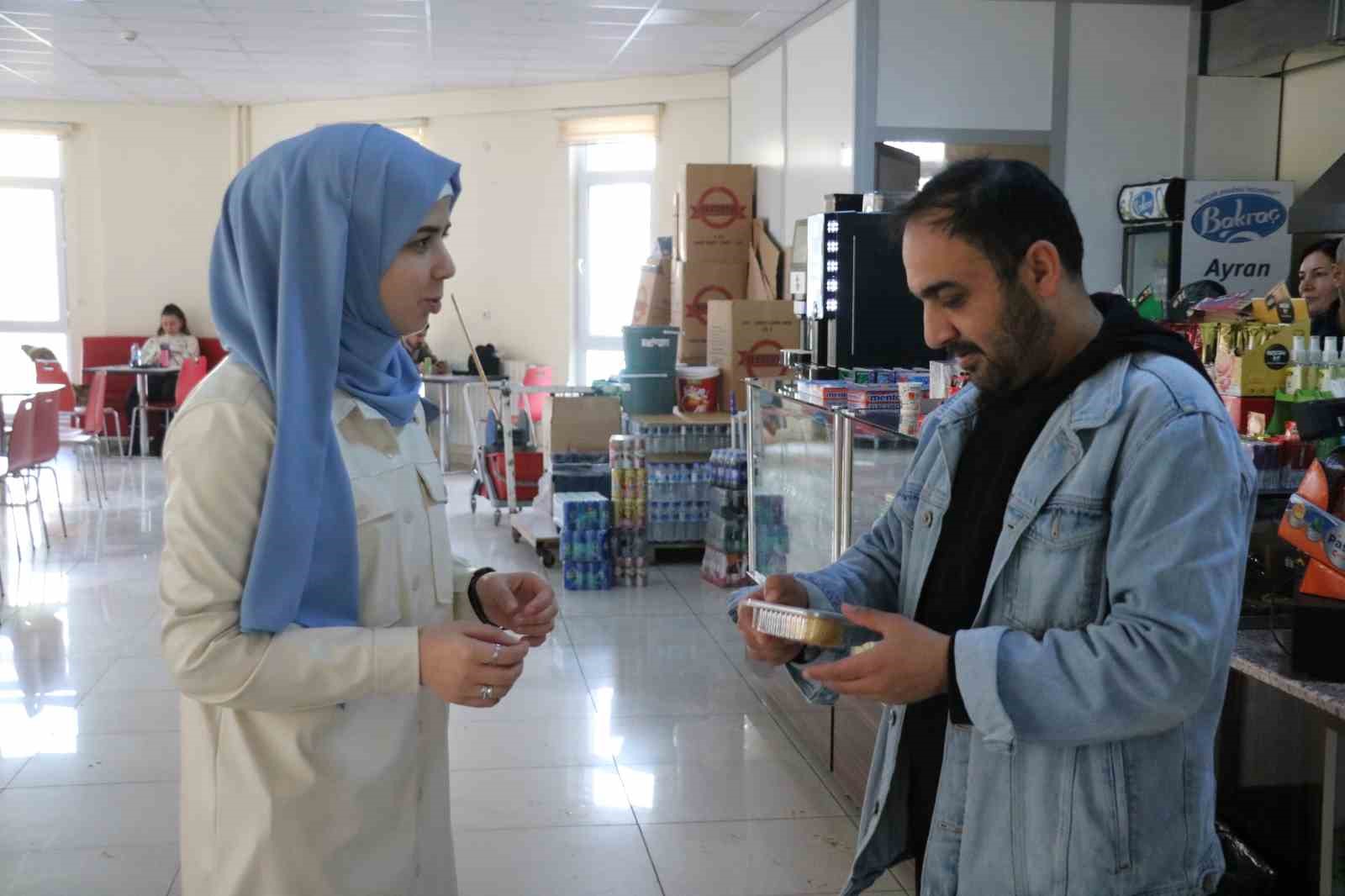 Suriyeli öğrenci Baas rejiminin devrilmesini tatlı dağıtarak kutladı
