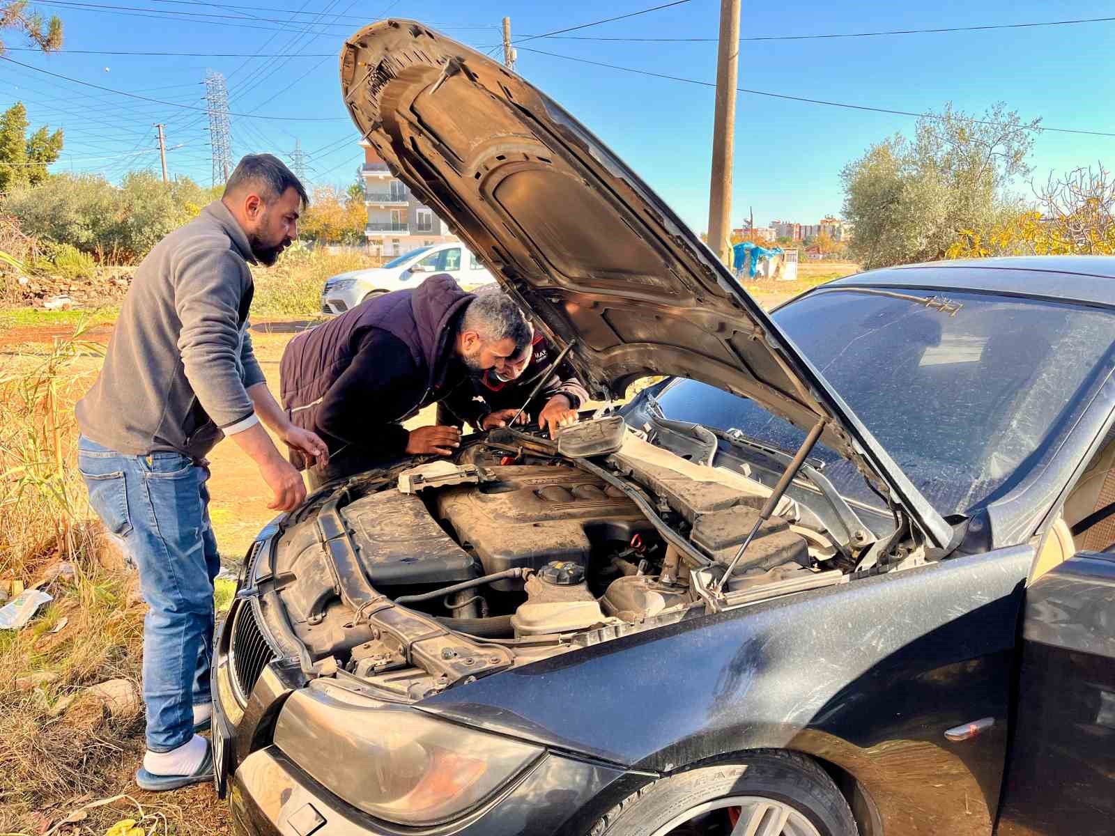 Lüks otomobil park halinde alev aldı
