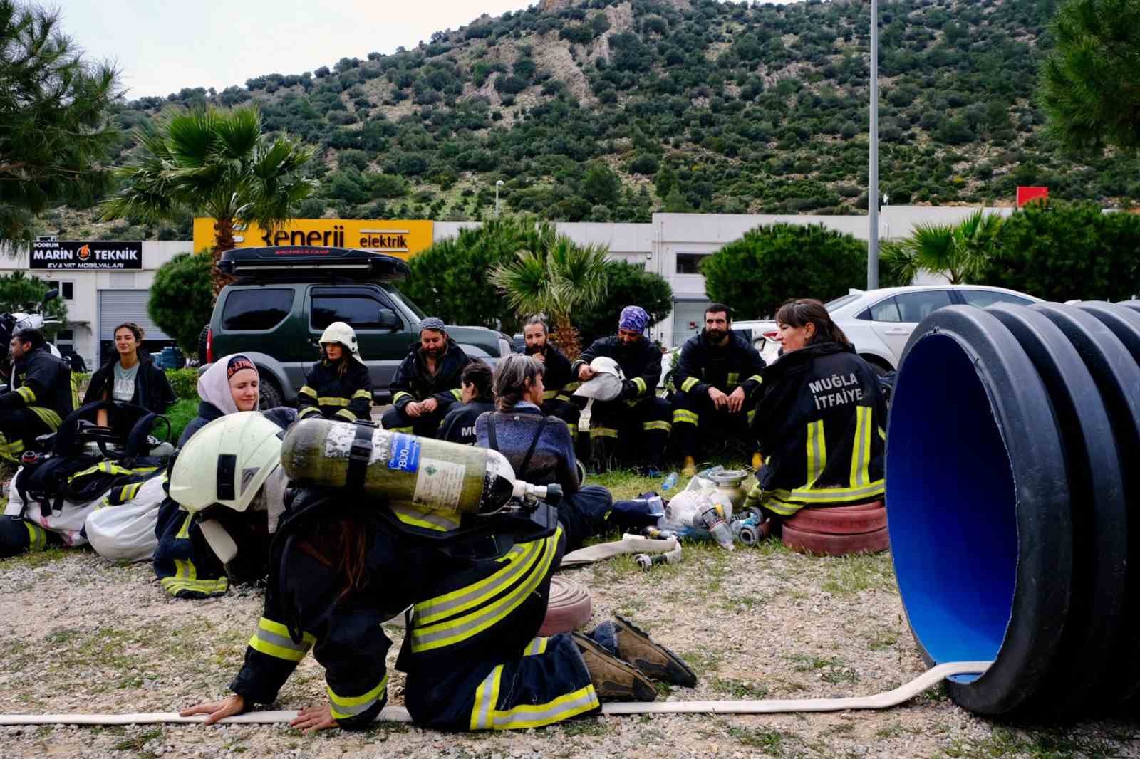 Gönüllü itfaiyeci eğitimleri devam ediyor
