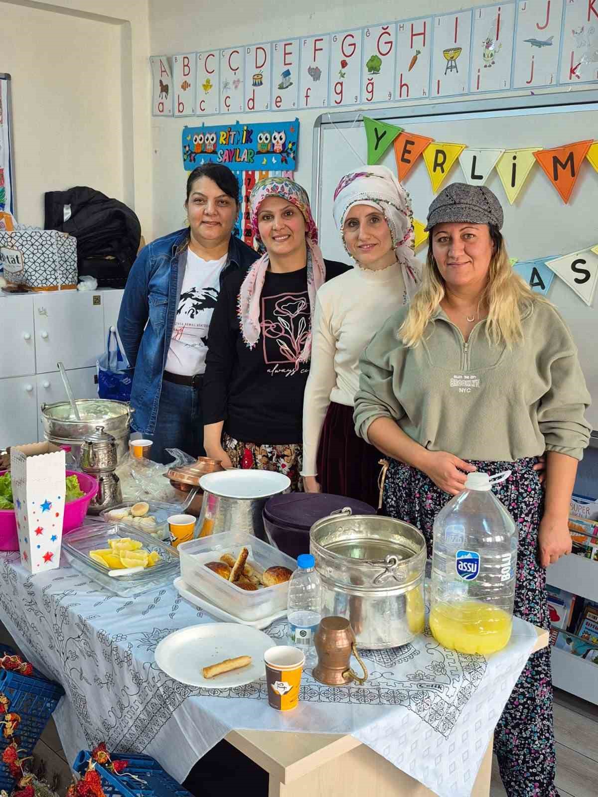 Eskişehir Vali Münir Raif Güney İlkokulu’nda ‘Tutum, Yatırım ve Yerli Malı Haftası’ kutlaması
