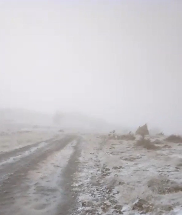 Eskişehir’in kırsal mahallesinde kar yağışı başladı
