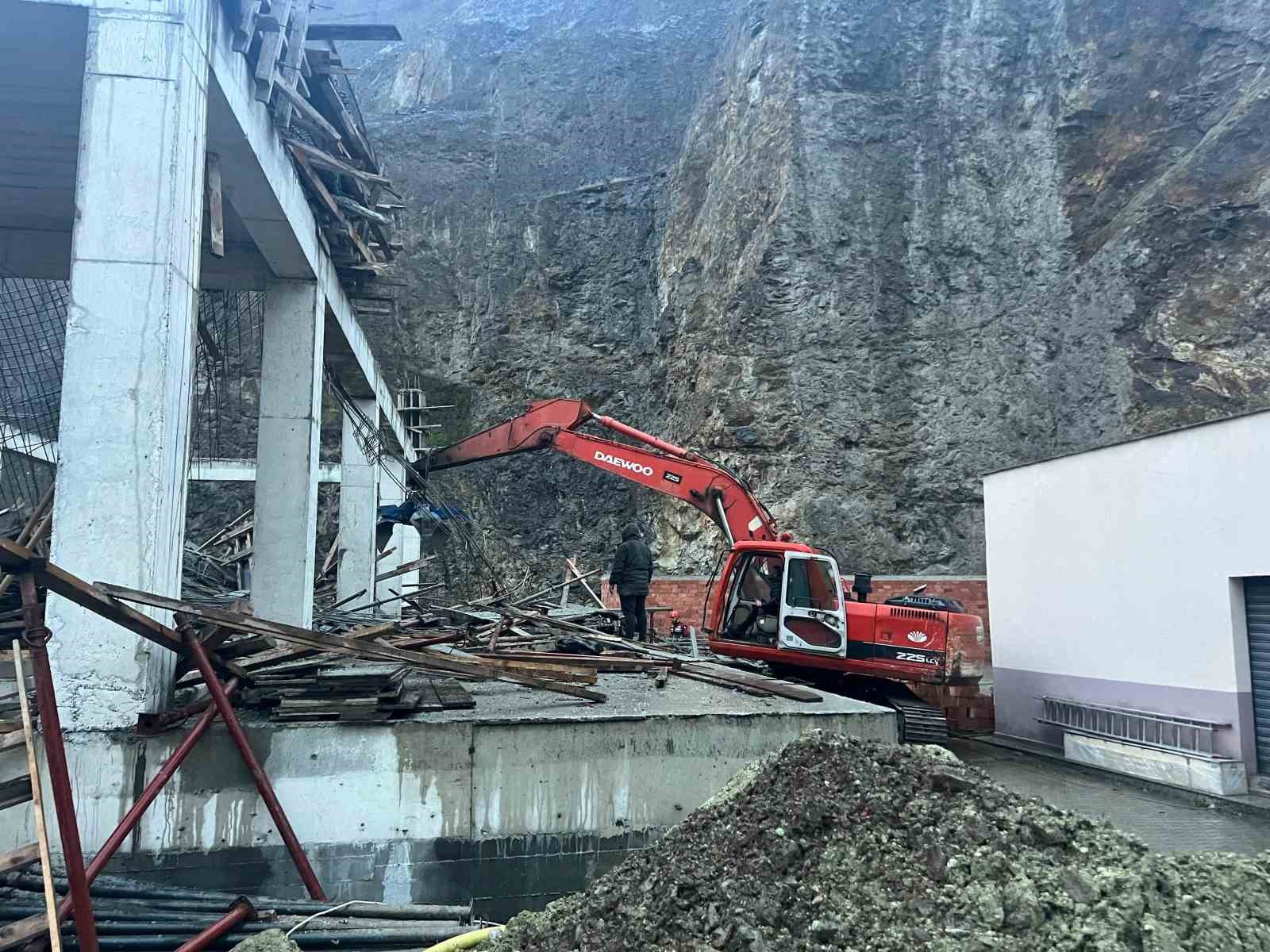 Trabzon’da bir inşaatın iskelesi çöktü: 1 kayıp, 3 yaralı
