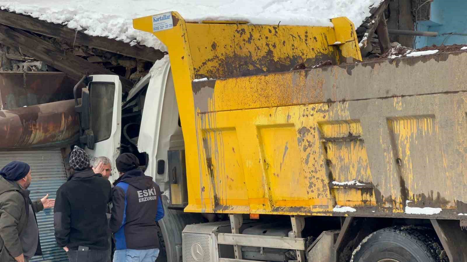 Direksiyon hakimiyetini kaybeden kamyon sürücüsü kömürlüğe daldı
