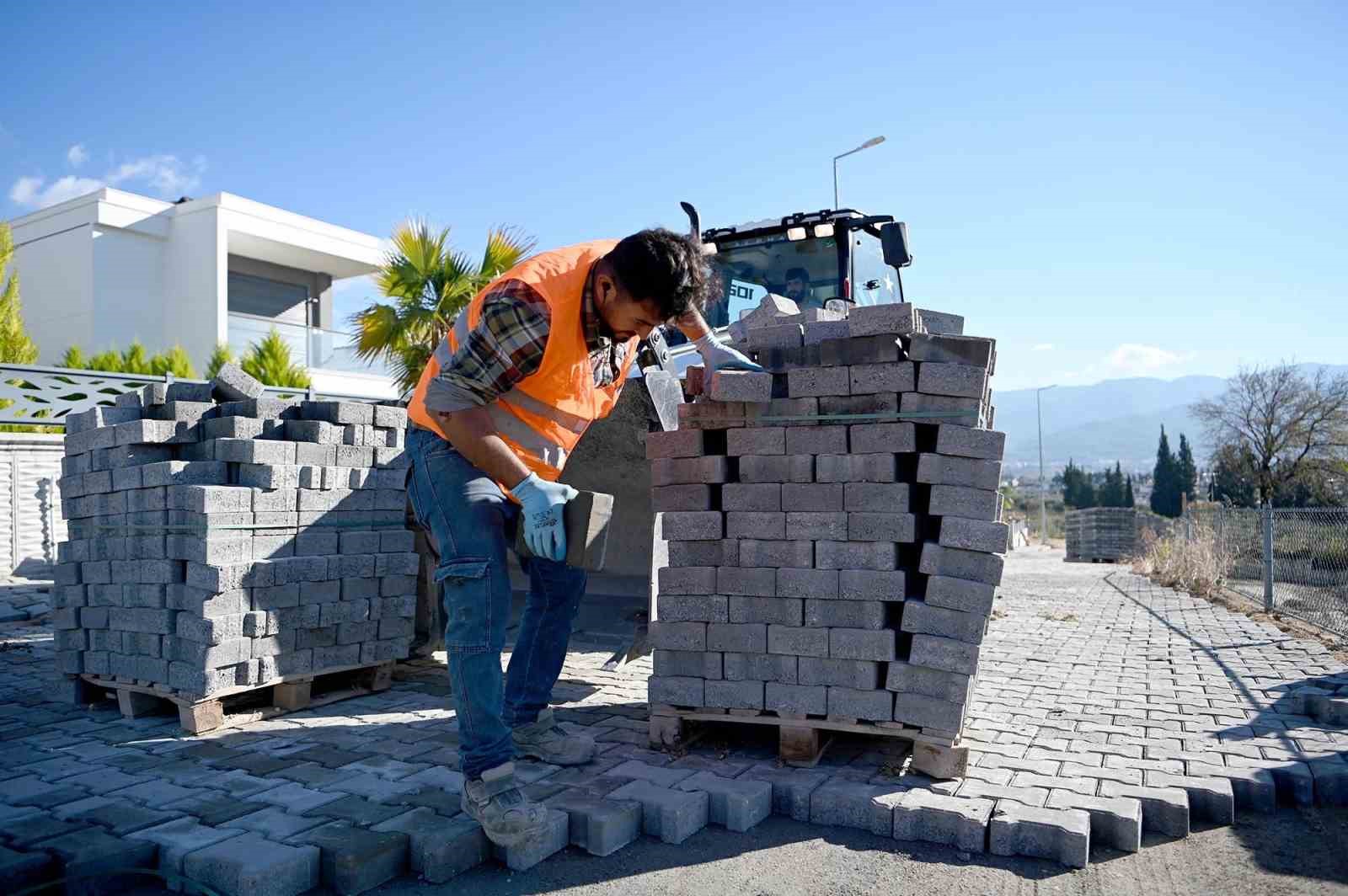 Kuşadası Belediyesi’nden Soğucak’ta yol yapım çalışması
