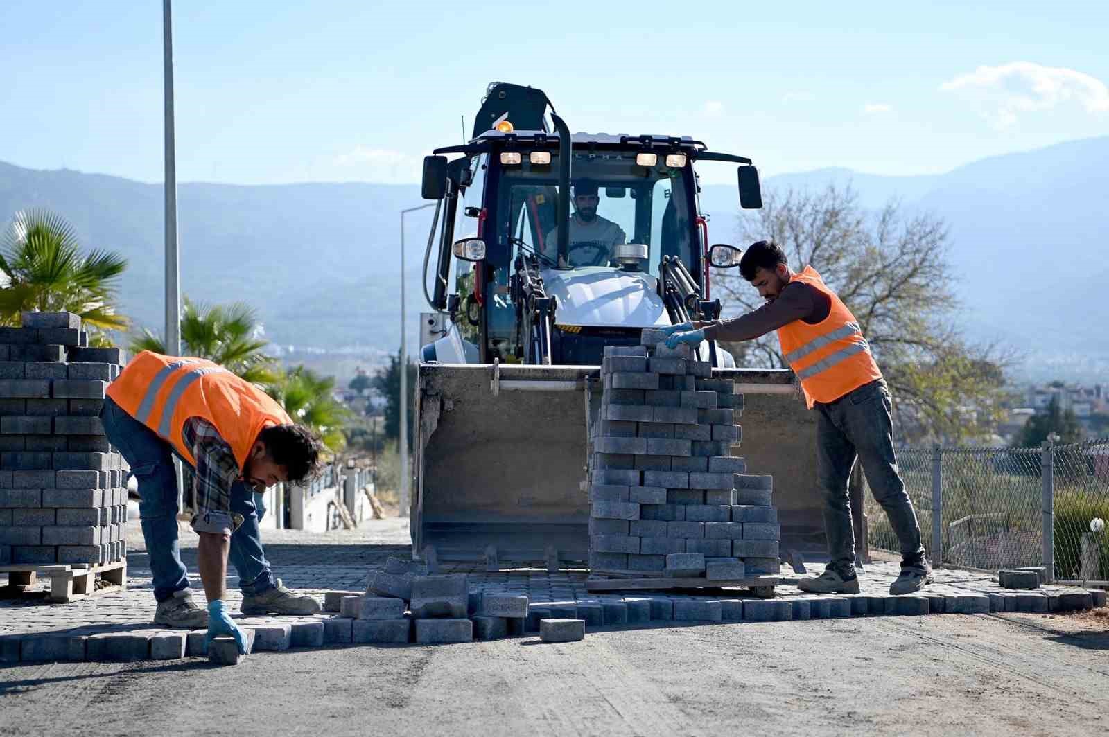 Kuşadası Belediyesi’nden Soğucak’ta yol yapım çalışması
