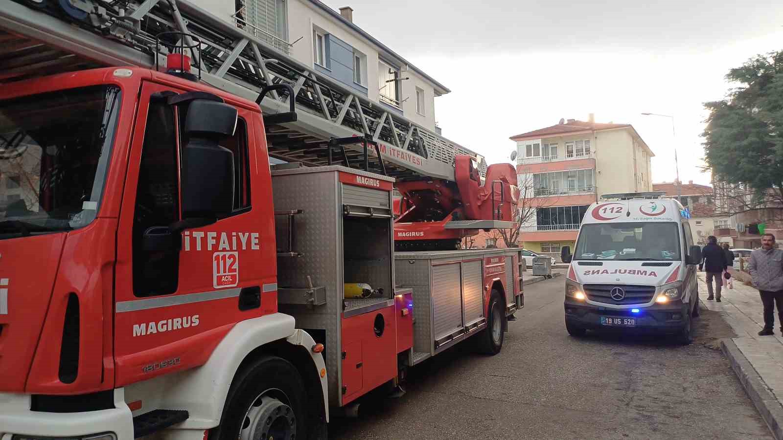 Evinin balkonunda intihara kalkışan kadını polis ekipleri ikna etti
