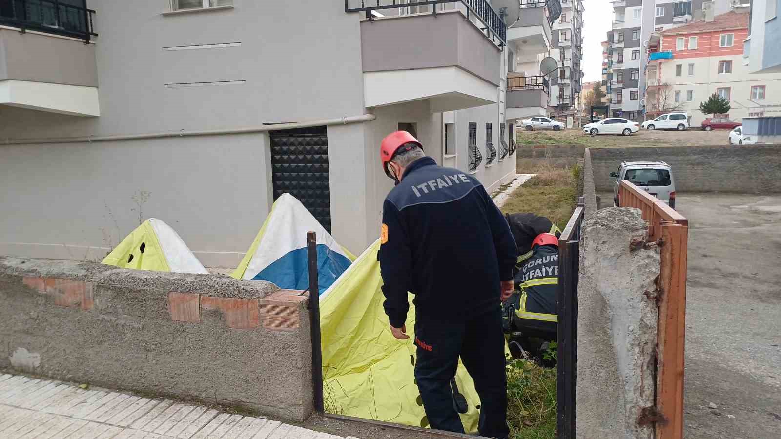 Evinin balkonunda intihara kalkışan kadını polis ekipleri ikna etti
