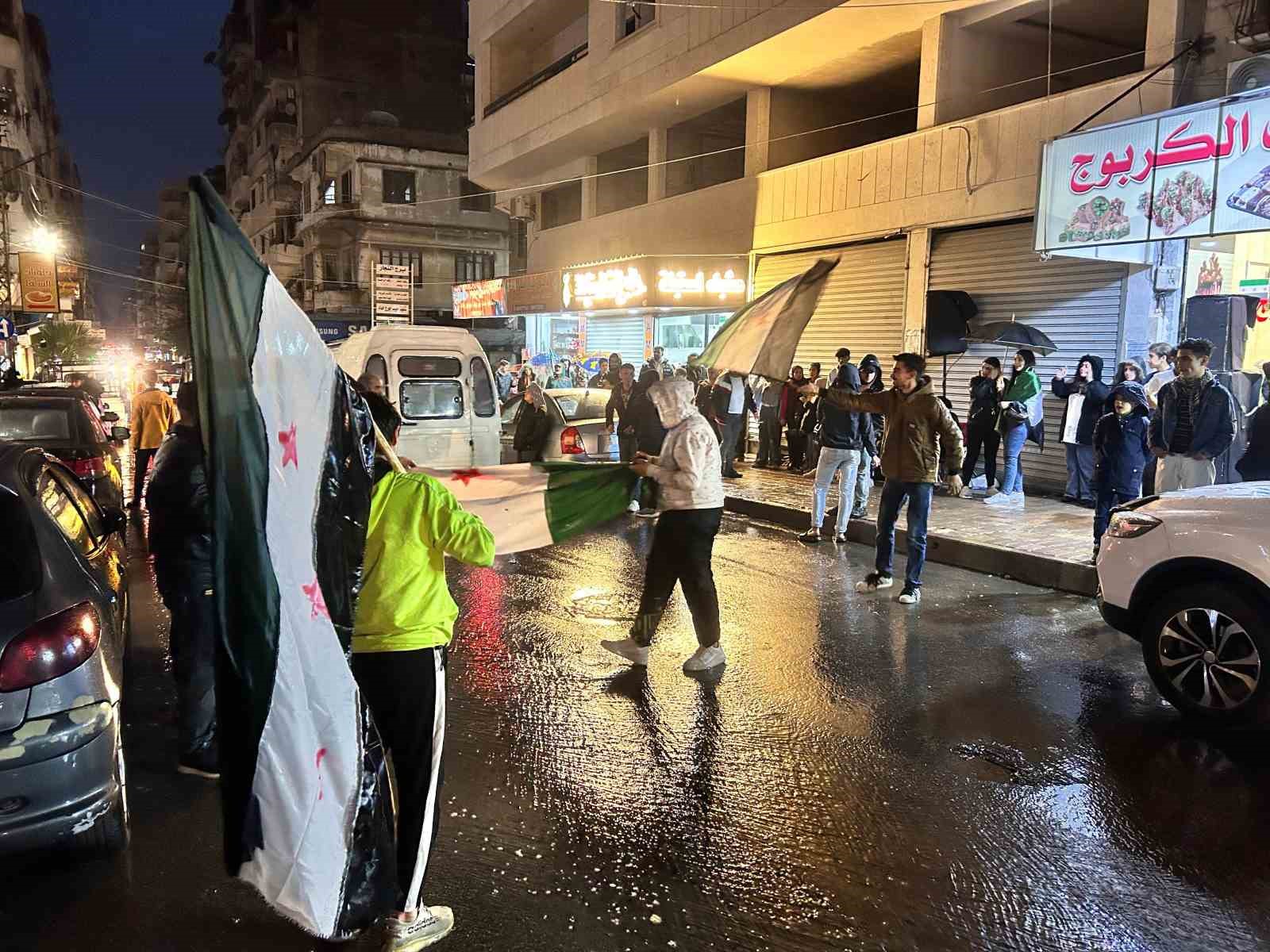 Lazkiye’de yağmura rağmen Esad rejiminin devrilmesi kutlandı
