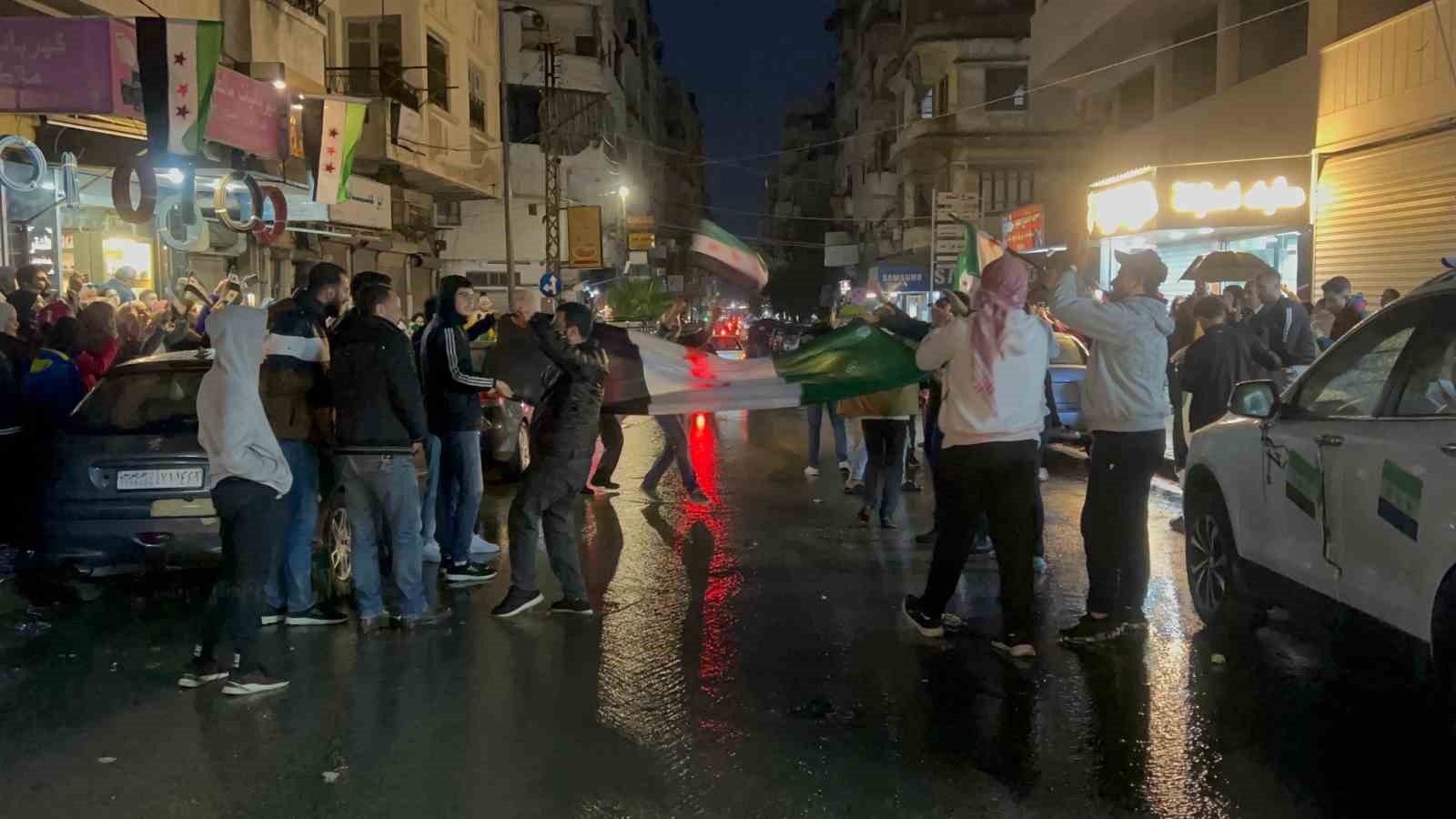 Lazkiye’de yağmura rağmen Esad rejiminin devrilmesi kutlandı
