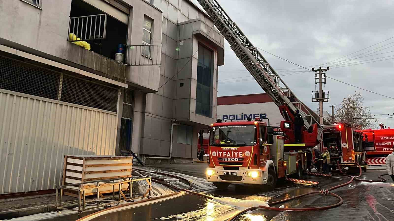 Gebze’de plastik malzeme imalathanede yangın
