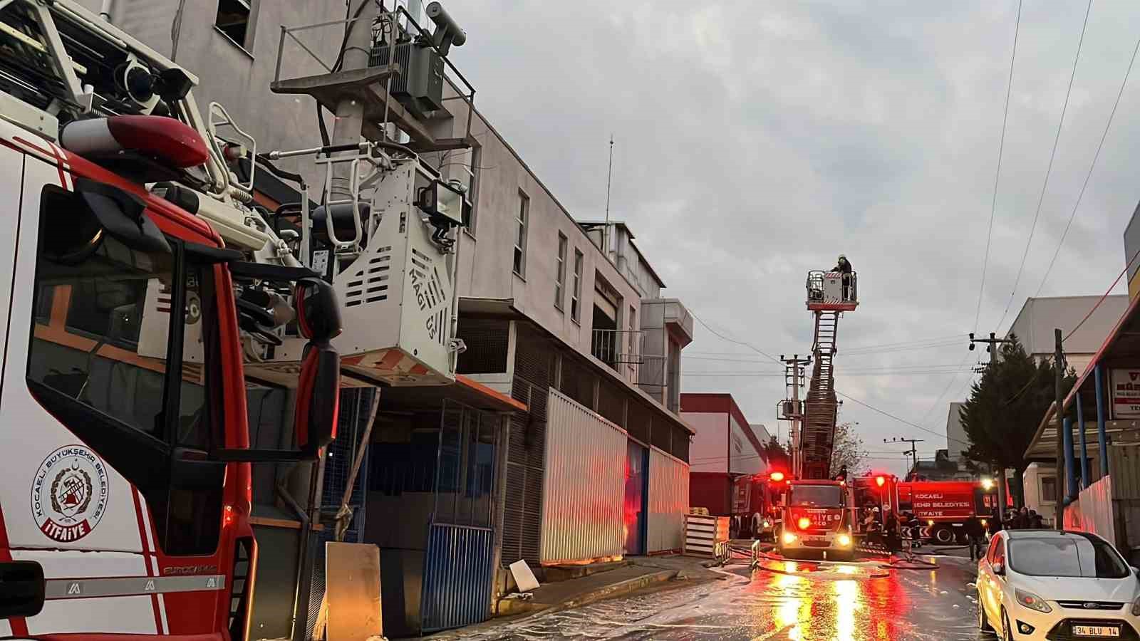 Gebze’de plastik malzeme imalathanede yangın
