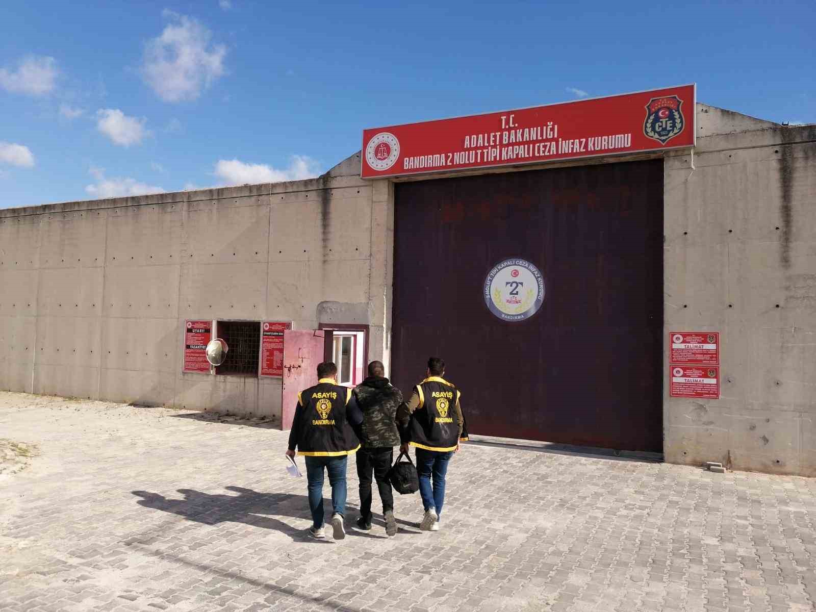 Polis, müşteri kılığında girdiği dükkanda 22 yıl kesinleşmiş hapis cezası bulunan şahsı yakaladı
