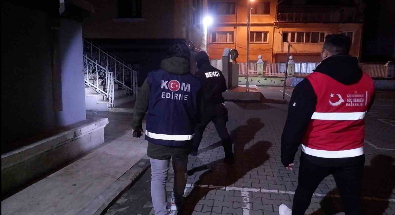 Edirne’de düzensiz göçmenlere dev operasyon: Yakalanan göçmenler ülkelerine gönderilecek
