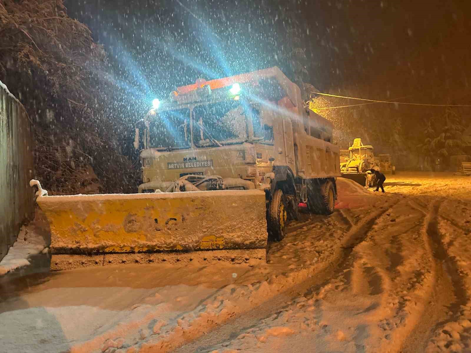 Artvin’de belediye ekiplerinin gece kar mesaisi
