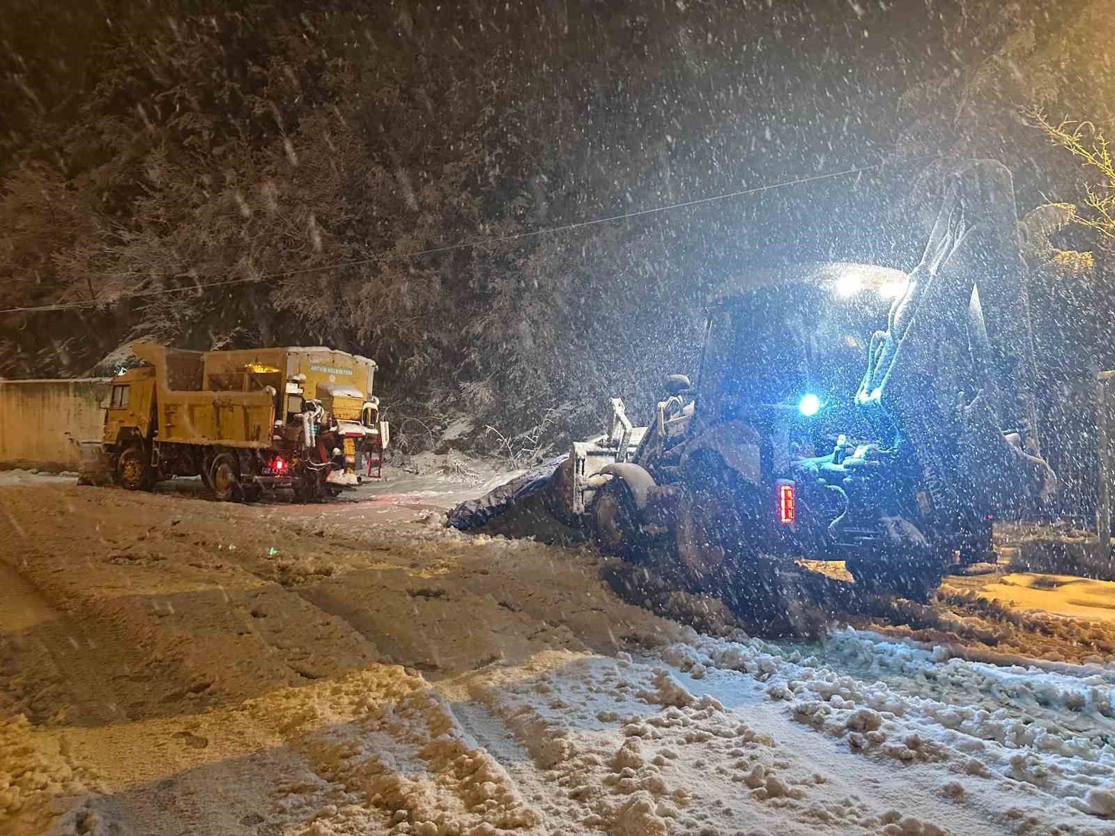 Artvin’de belediye ekiplerinin gece kar mesaisi
