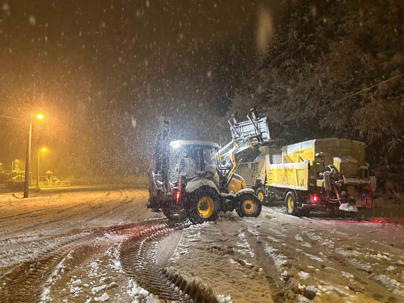 Artvin’de belediye ekiplerinin gece kar mesaisi
